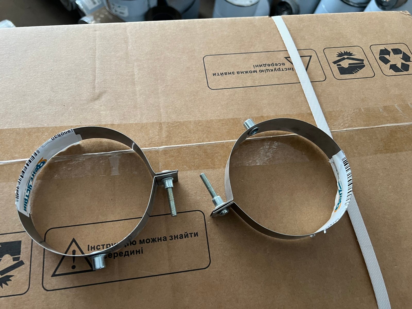 Скоба кріпильна (обжимна) для димоходу Ø260 мм (скоба димохідна)