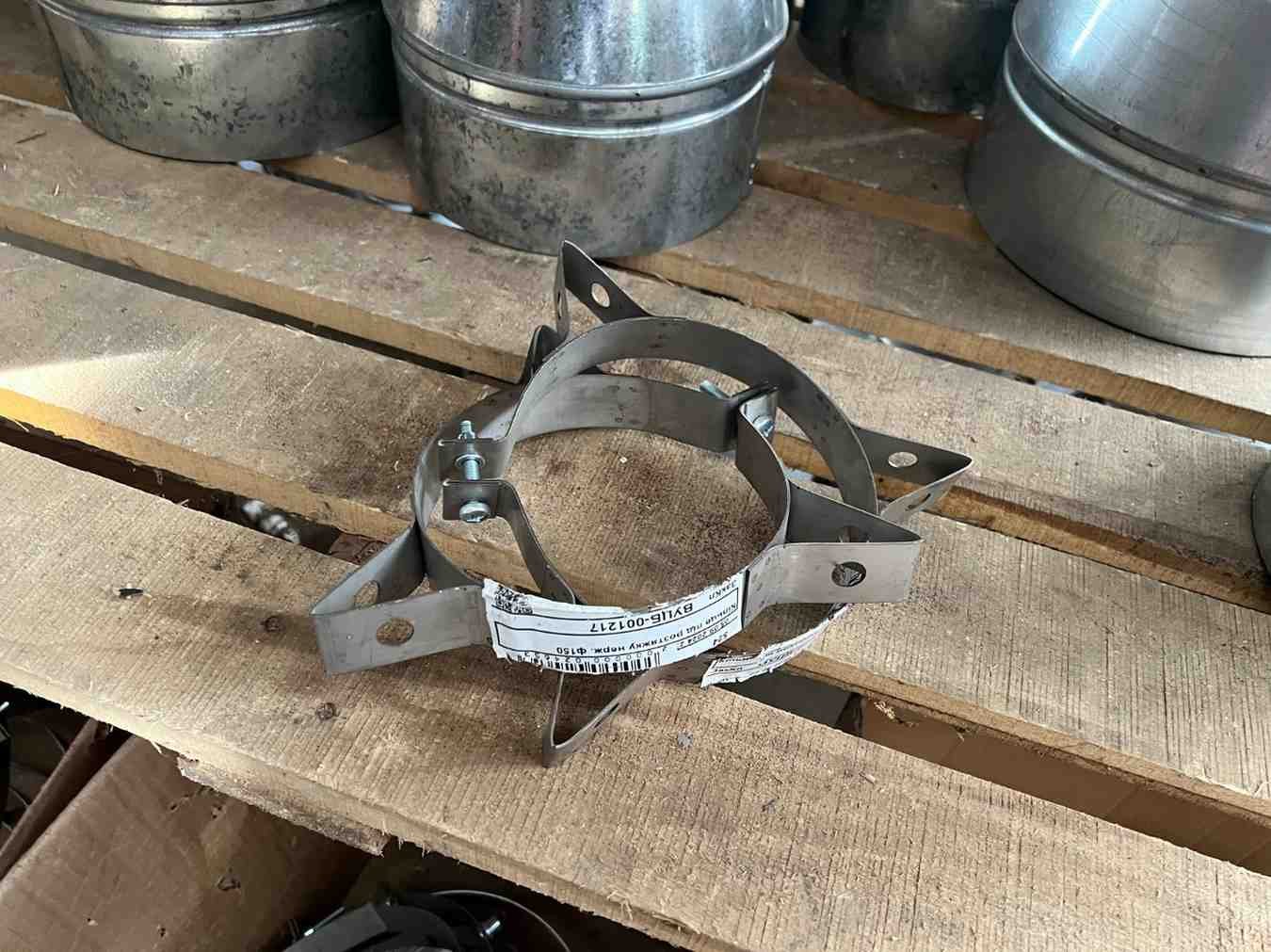 Скоба кріпильна під розтяжки для димоходу Ø180 мм (скоба під розтяжки димохідна)